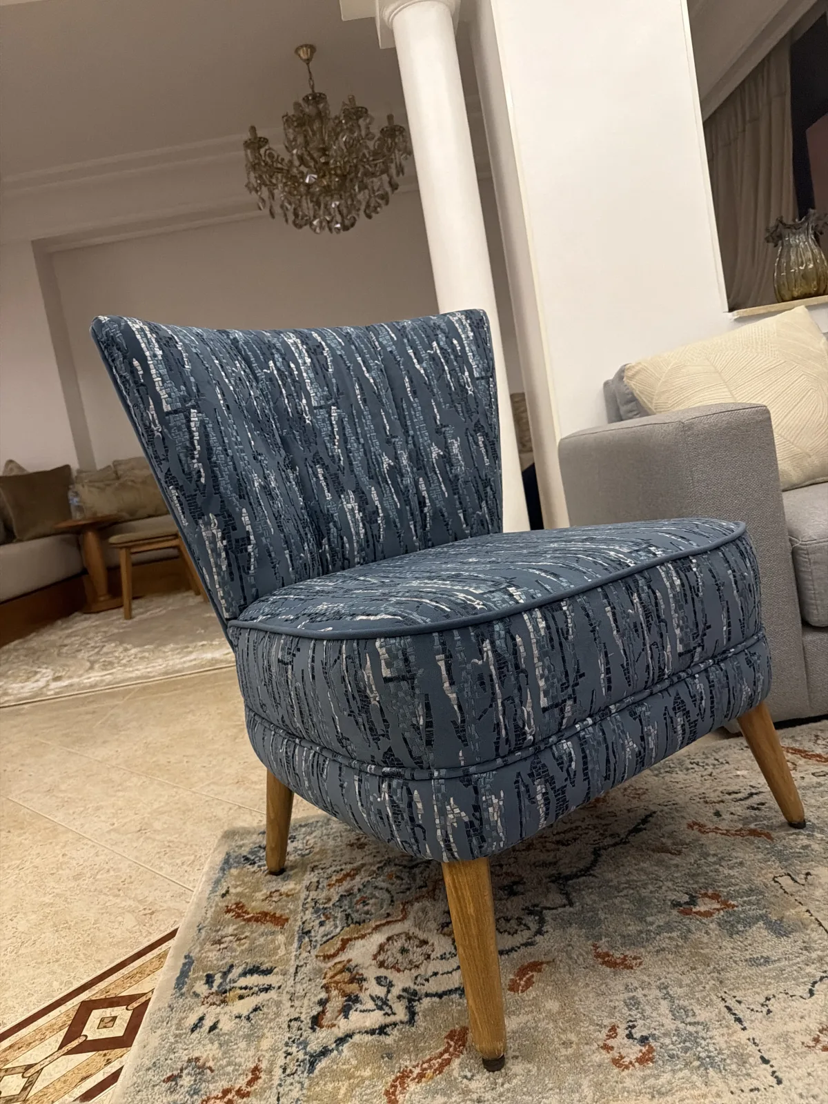 Photo 1 de Fauteuil / chaise d’appoint rembourrée bleu en très bon état