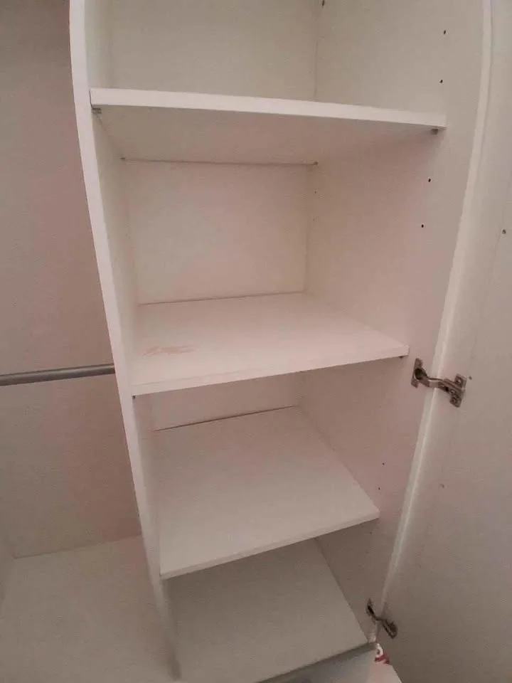 Photo 3 de A vendre : Armoire + Lit + Table de chevet