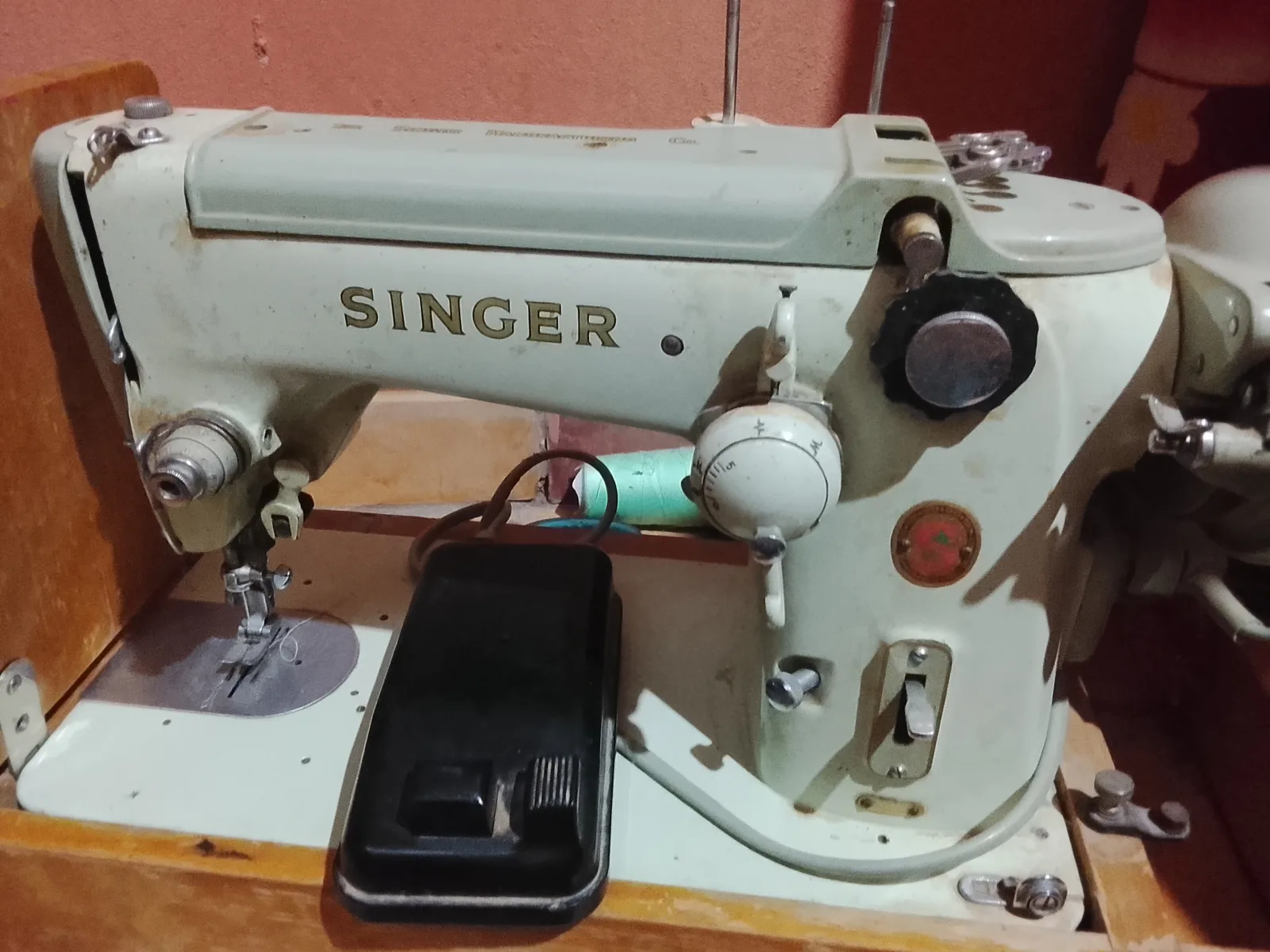 Photo 1 de آلة الخياطةSinger 319K Vintageصناعة بريطانيا، حالة جيدةخدامة و