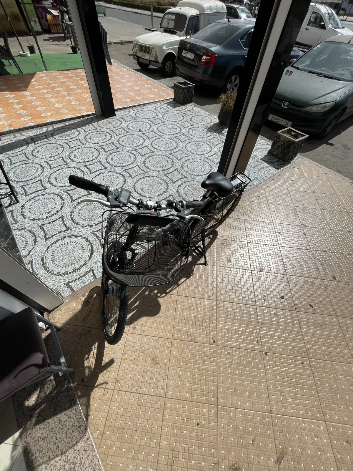 Photo 2 de Vélo de ville avec panier et porte-bagages