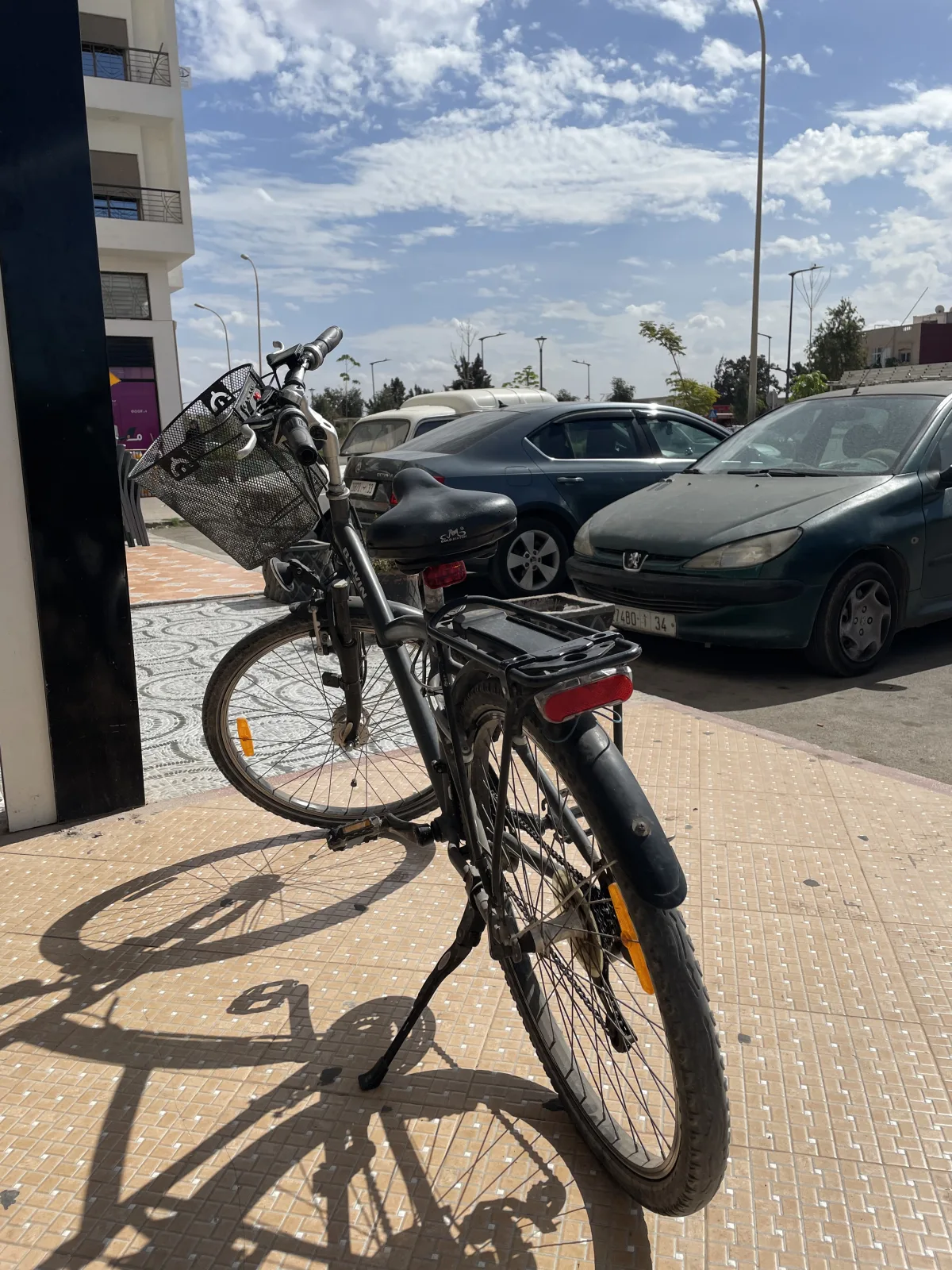 Photo de Vélo de ville avec panier et porte-bagages