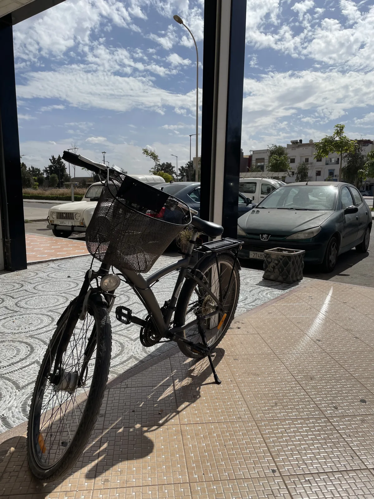 Photo 4 de Vélo de ville avec panier et porte-bagages