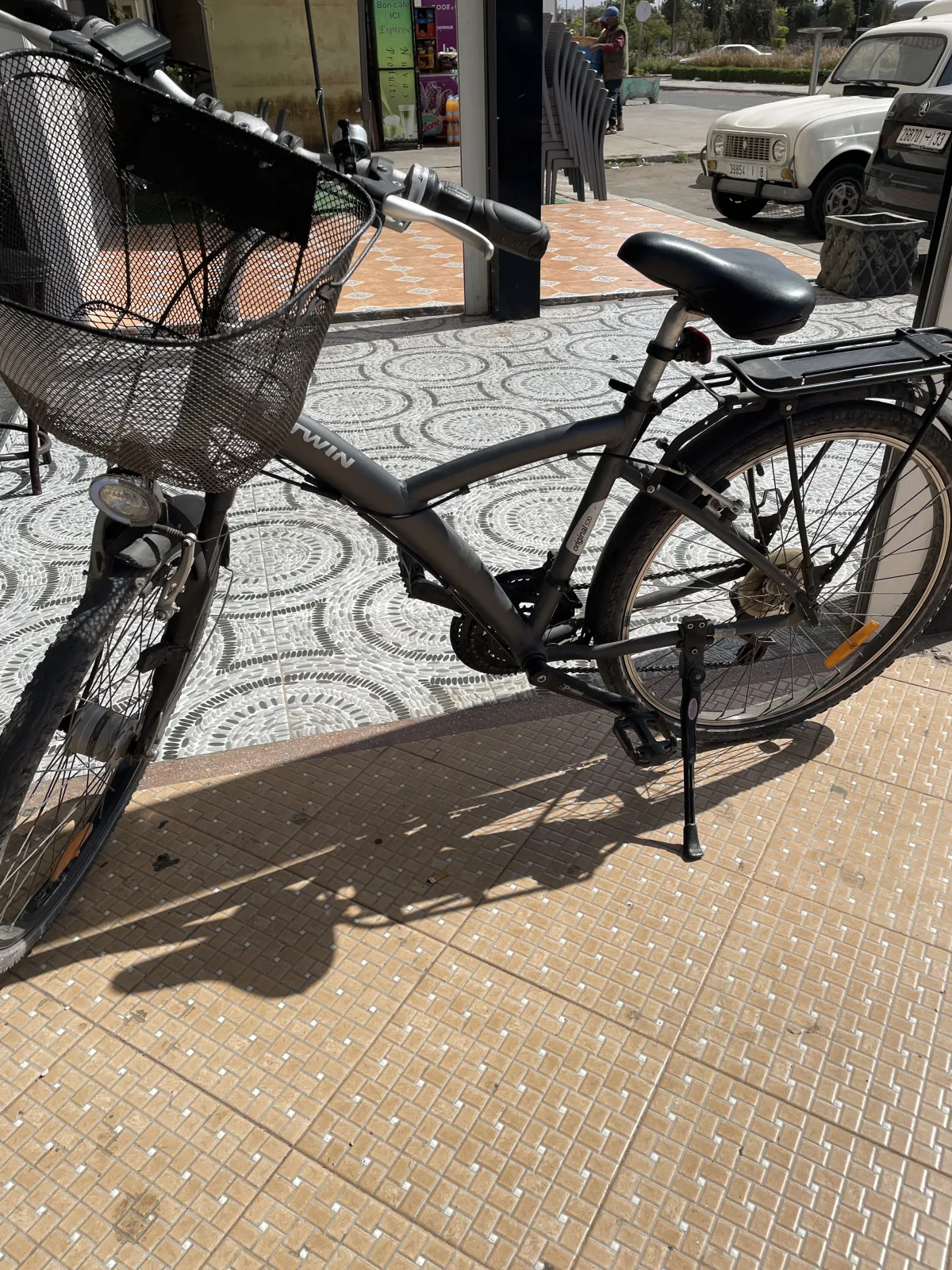 Photo 3 de Vélo de ville avec panier et porte-bagages