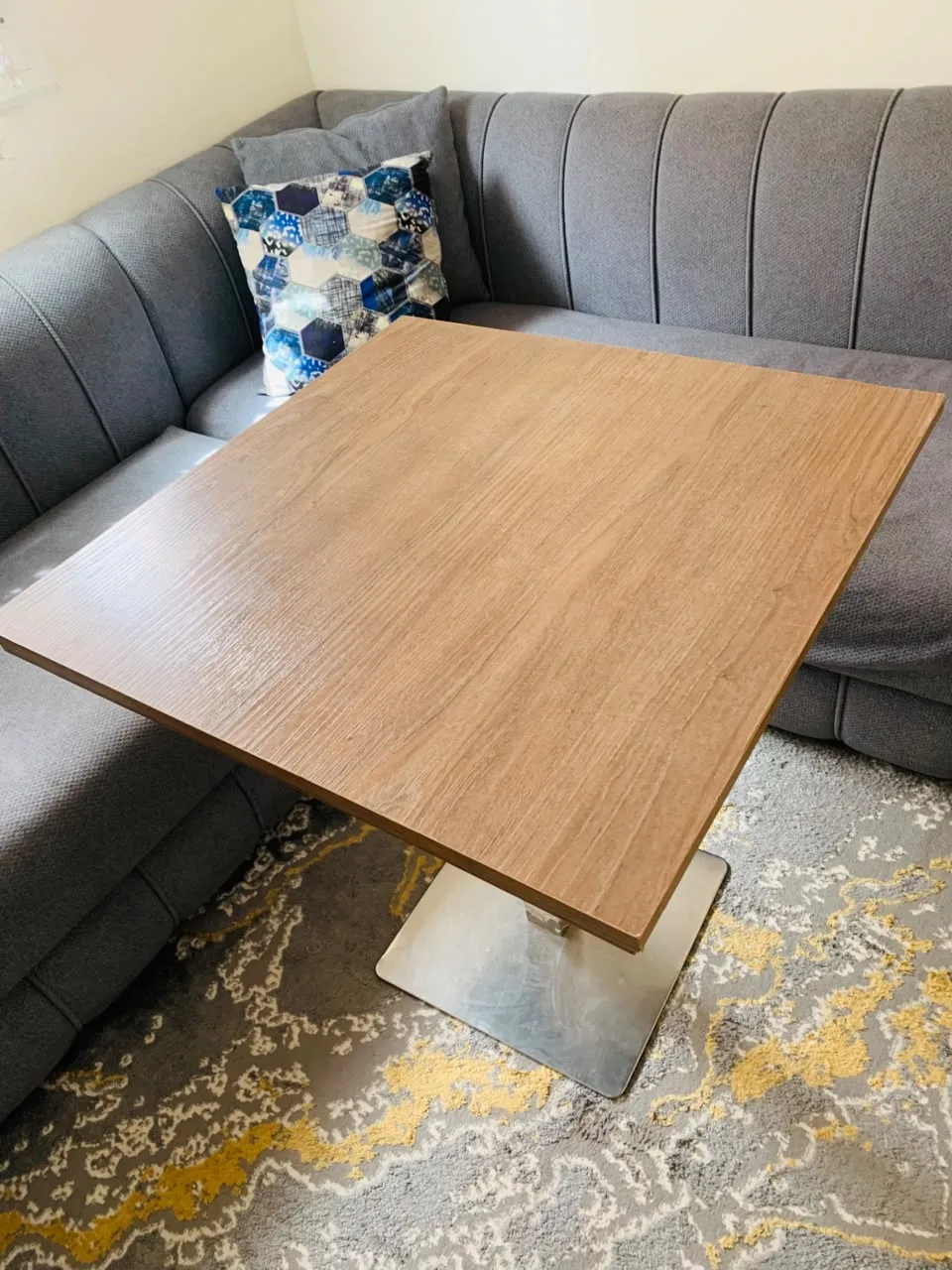 Photo 2 de Table à manger moderne – Bon état